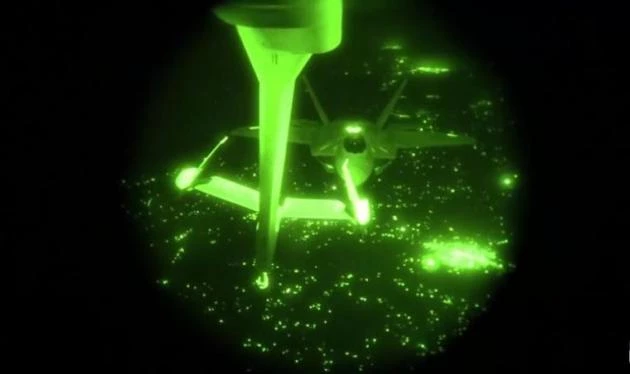 Σπάνιο βίντεο εναέριου ανεφοδιασμού του πιο θανατηφόρου μαχητικού στον κόσμο